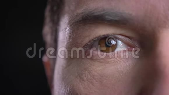 穿着紧身衣的白种人成年男子脸半面镜头棕色眼睛直视镜头视频的预览图
