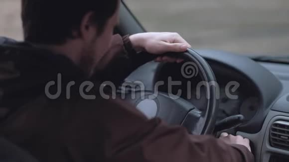 司机失望不能发动你的车破损视频的预览图