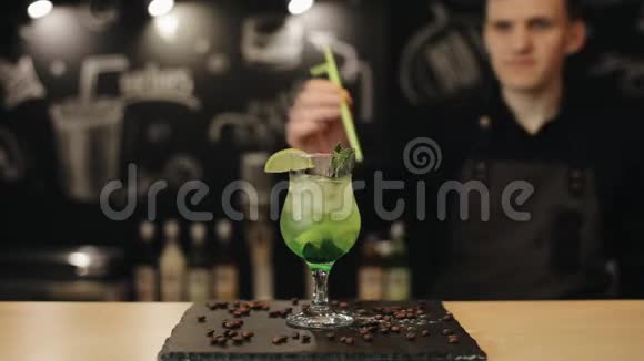酒吧招待用绿色吸管装饰莫吉托鸡尾酒视频的预览图