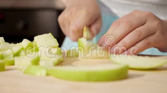 少女正在慢慢的将苹果切成小块双手特写视频的预览图