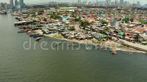 大城市背景下的马尼拉贫民窟马尼拉贫困居民的房屋和船只对比社会阶层视频的预览图