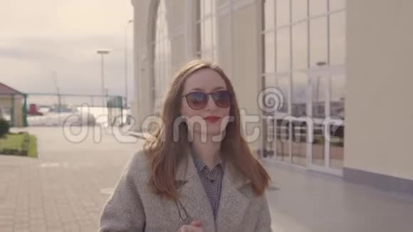 时髦的年轻女孩在港口散步视频的预览图