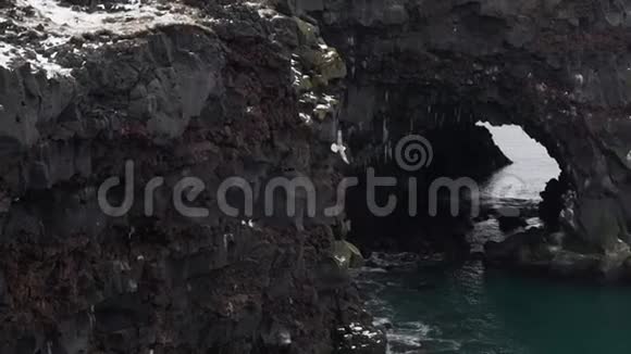 有岩石的美丽海湾视频的预览图