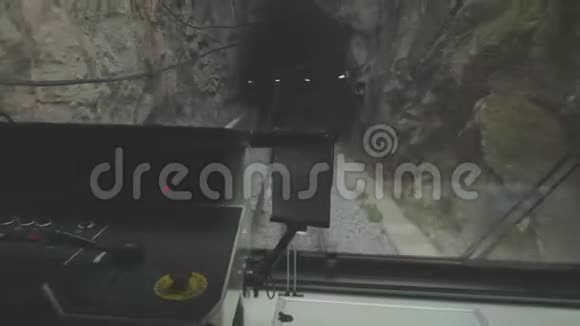 从从隧道出来的最后一节车厢看视频的预览图