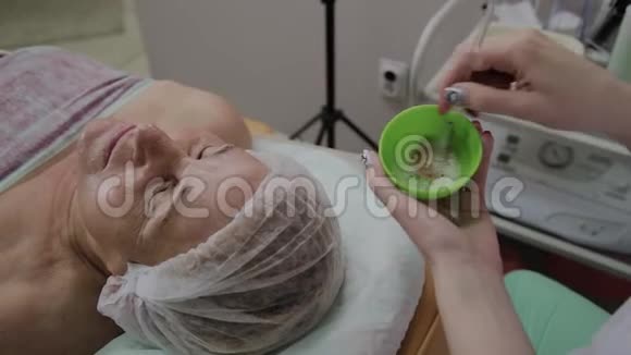 女性美容医生在美容诊所里搅拌化妆面具视频的预览图