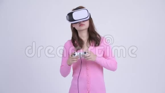 年轻的亚洲书呆子女人玩游戏使用虚拟现实耳机视频的预览图