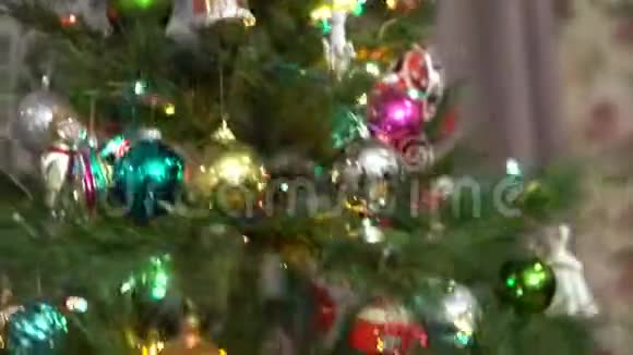 装饰圣诞树特写圣诞节假期圣诞树上装饰着圣诞玩具和灯视频的预览图