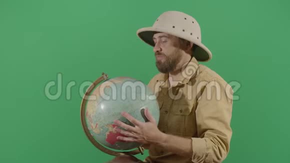 成人探险者拥抱亲吻地球视频的预览图
