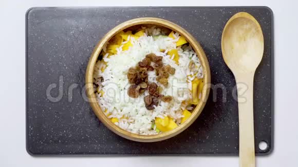 新鲜南瓜苹果油和米饭在盘子里视频的预览图