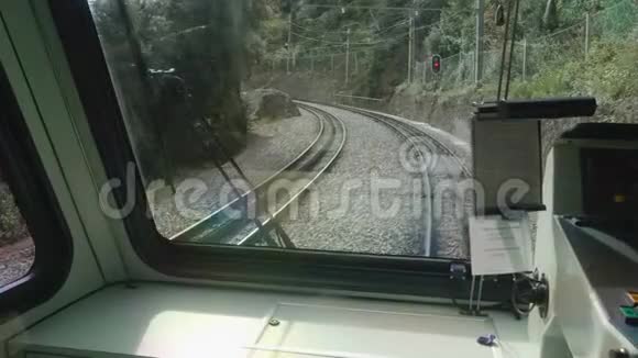 从列车停靠后的窗口看铁路加速信号灯的红光变成绿色视频的预览图