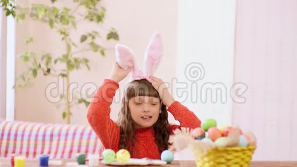 女孩调整她的兔子耳朵视频的预览图