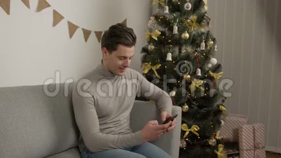 一个年轻人坐在家里用信用卡上网购物视频的预览图