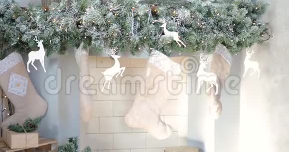 新年室内圣诞树壁炉装饰银色视频的预览图