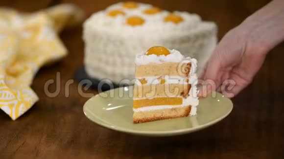 新鲜蛋糕切片配上桃子和奶酪奶油视频的预览图