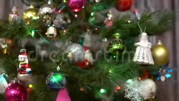 装饰圣诞树特写圣诞节假期圣诞树上装饰着圣诞玩具和灯视频的预览图