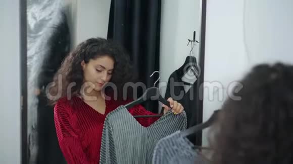 在更衣室里穿两件衣服的女孩视频的预览图