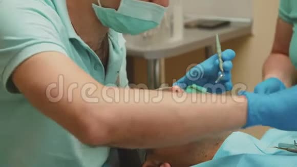 牙科医生在临床上用牙钻治疗病人牙齿4K视频的预览图