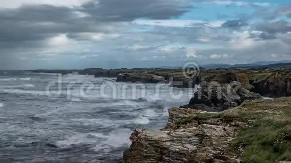 海岸线崎岖的大教堂海滩的时间流逝视频的预览图