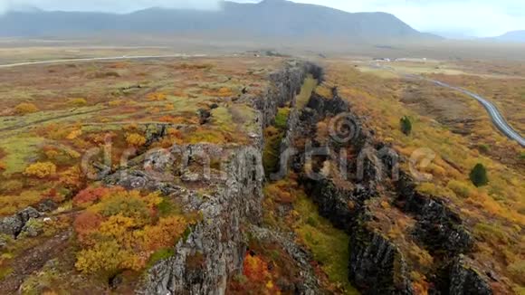 在国家公园Thingvellir冰岛秋季景观的峡谷上空飞行无人机视频的预览图