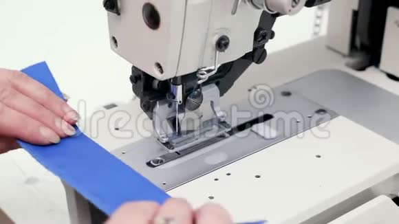 女工人用缝纫机为纽扣打洞视频的预览图