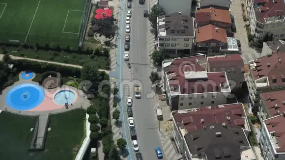 房屋与公园之间的自由街道交通视频的预览图