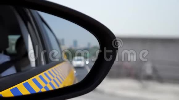 在汽车左侧镜子中汽车沿道路行驶视频的预览图
