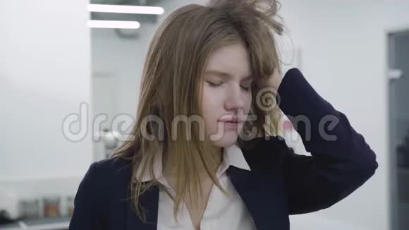 一位穿着正式服装的悲伤疲惫的年轻女士的肖像她抓住头发环顾四周感到失望和失望视频的预览图