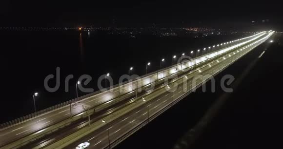 4K视频夜城灯灯桥上繁忙的交通视频的预览图