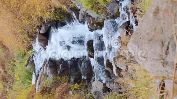 秋天的瀑布视频的预览图
