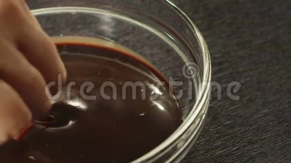 特写镜头将樱桃浸泡在热巧克力中动作缓慢视频的预览图