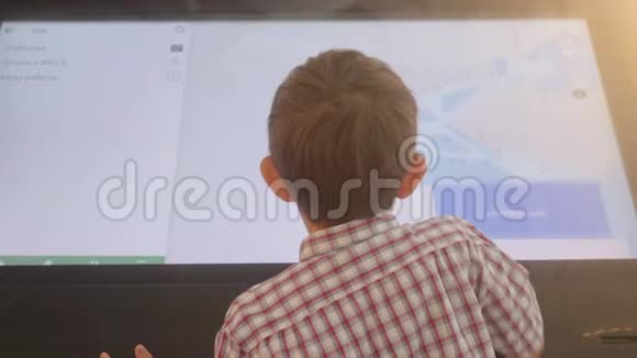 儿童正在使用触摸屏互动信息站视频的预览图