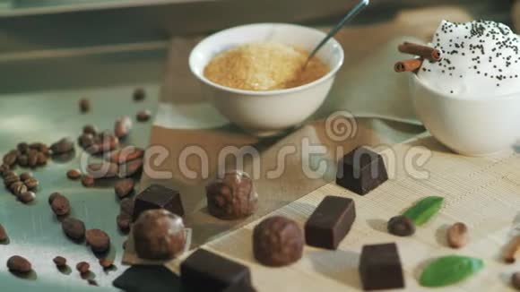 特写不同的糖果设置停留在麻袋表面碗里放糖视频的预览图