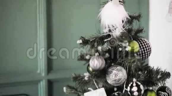 圣诞树上装饰着黑白银的玩具礼物球视频的预览图
