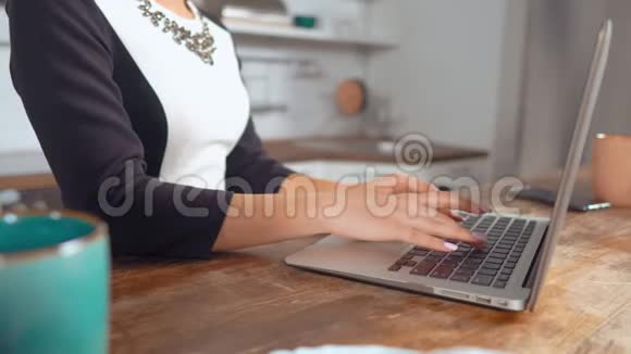 放松的女性在办公室检查电子邮件和电脑打字视频的预览图