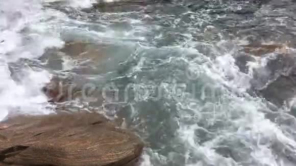 华盛顿州亚林格普国家公园邓斯伯勒附近的雪莱湾海滩上的岩石上水波破碎视频的预览图