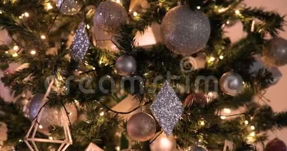 围绕着装饰着金球和花环的圣诞树旋转视频的预览图