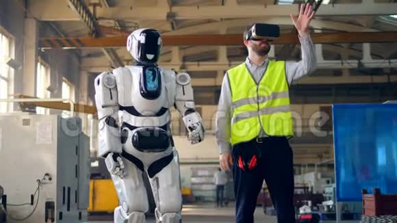 机器人在VR眼镜中的人后面重复动作视频的预览图