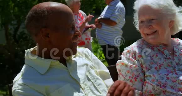 4k养老院花园中主动混血老年夫妇相拥前视图视频的预览图