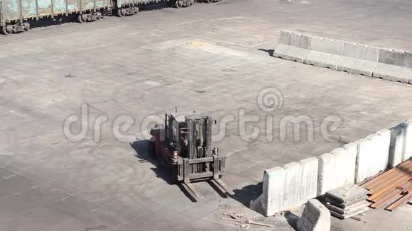 港口泊位的装载机移动混凝土块形成散装货物边界视频的预览图