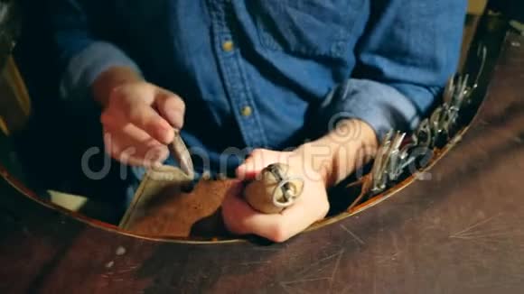 男银匠在烧银环的框架银匠正在打磨一枚戒指视频的预览图