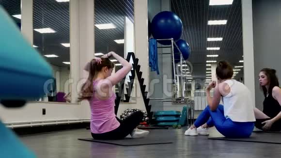 美丽的年轻女性健身爱好者在休息时交流视频的预览图