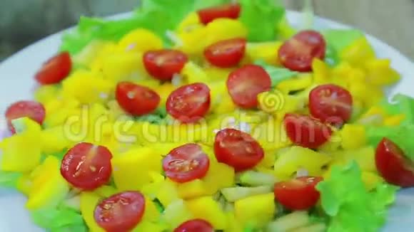 白色盘子上的新鲜蔬菜沙拉绕一圈旋转视频的预览图