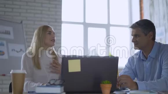商务女性和商务男性在现代明亮的办公室里工作视频的预览图