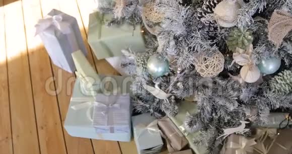 圣诞前夜圣诞树下装饰的礼物和礼物视频的预览图