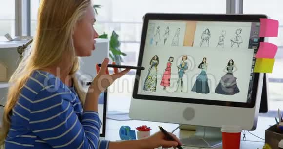 白种人女性时装设计师在办公室4k手机上交谈的侧视图视频的预览图