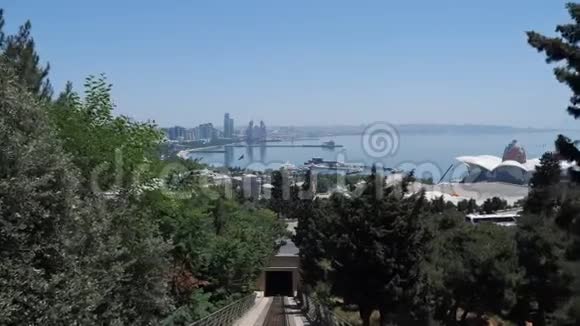 城市景观建筑物和海岸线被海水冲刷视频的预览图