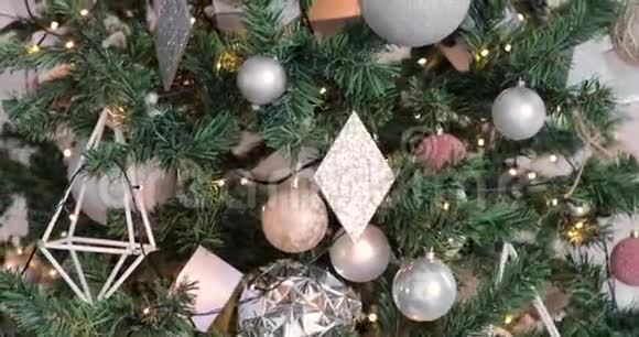 围绕着装饰着银球和花环的圣诞树旋转视频的预览图