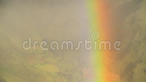 彩虹与山在背景视频的预览图