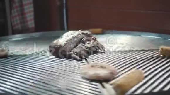 烧烤猪排骨菜焦了市场上格栅上的烧肉排骨烧烤架在炭炉上视频的预览图