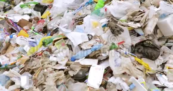 不同的塑料和纸垃圾的文件进行分类和回收视频的预览图